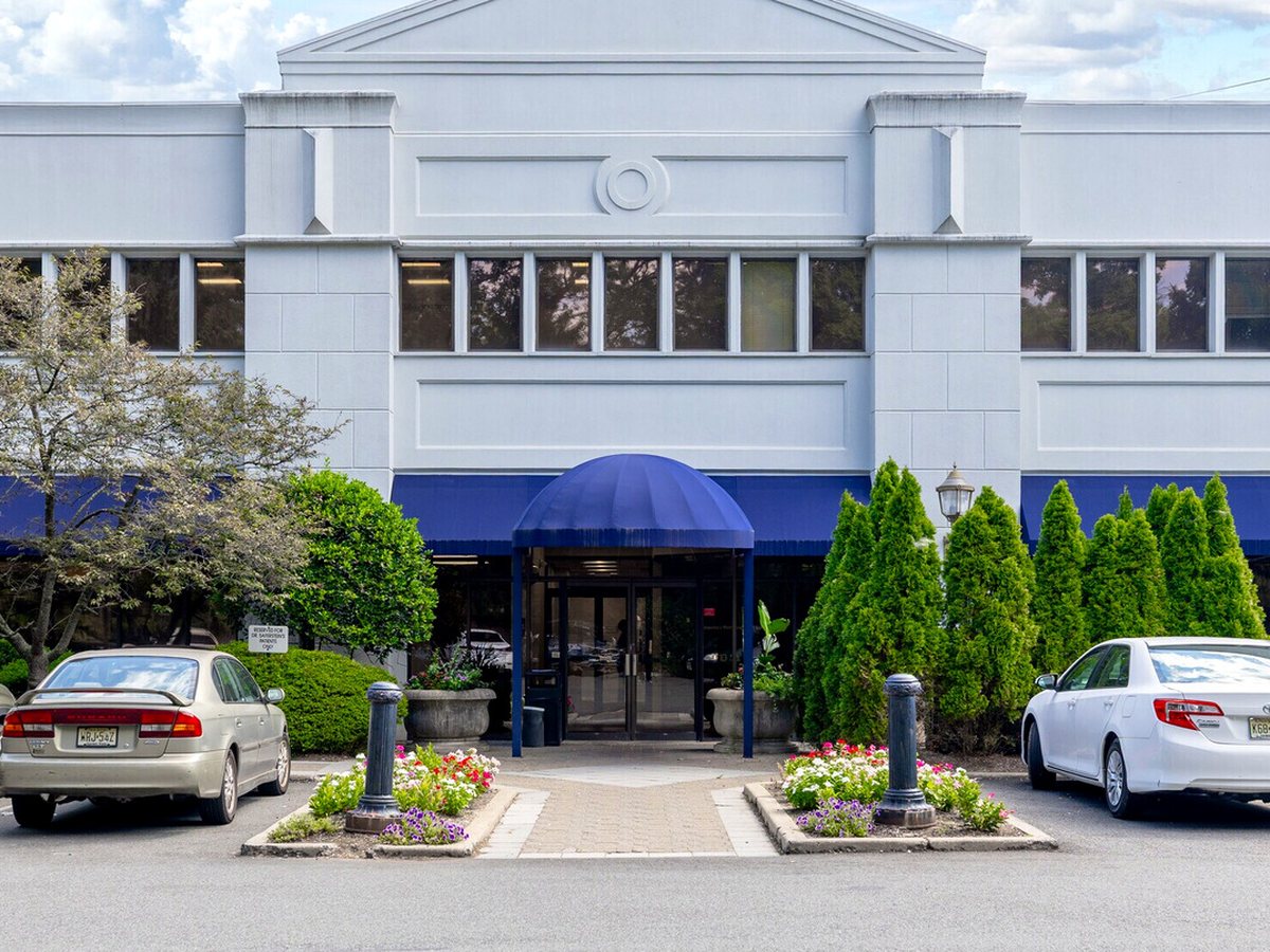 275-277 Forest Avenue main entrance